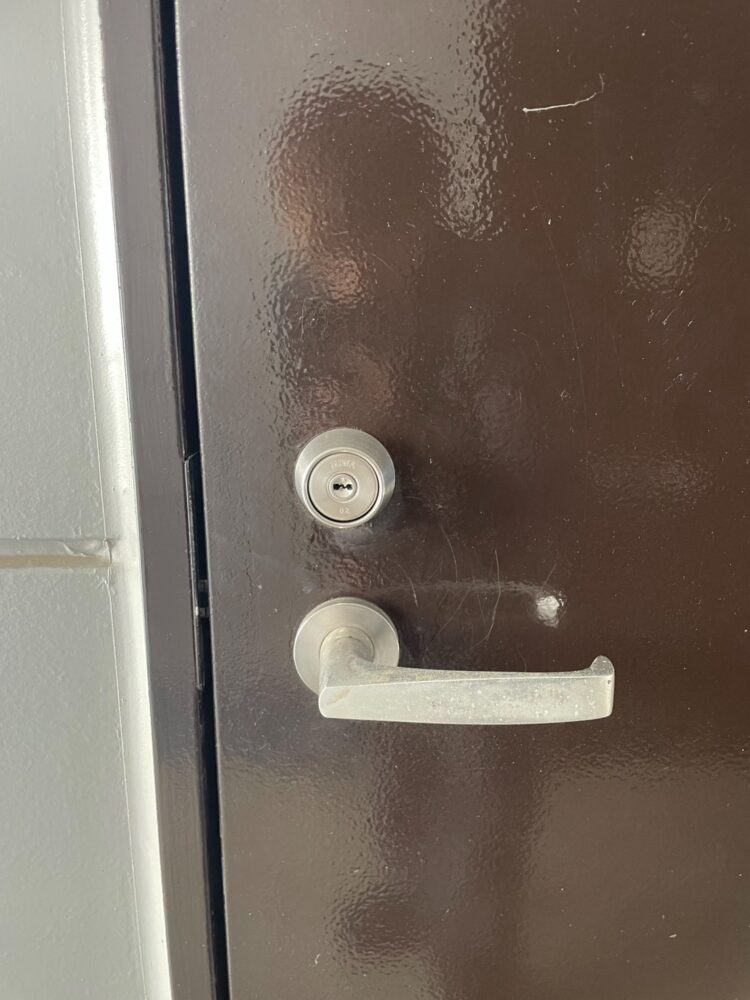 玄関ドア 開錠作業