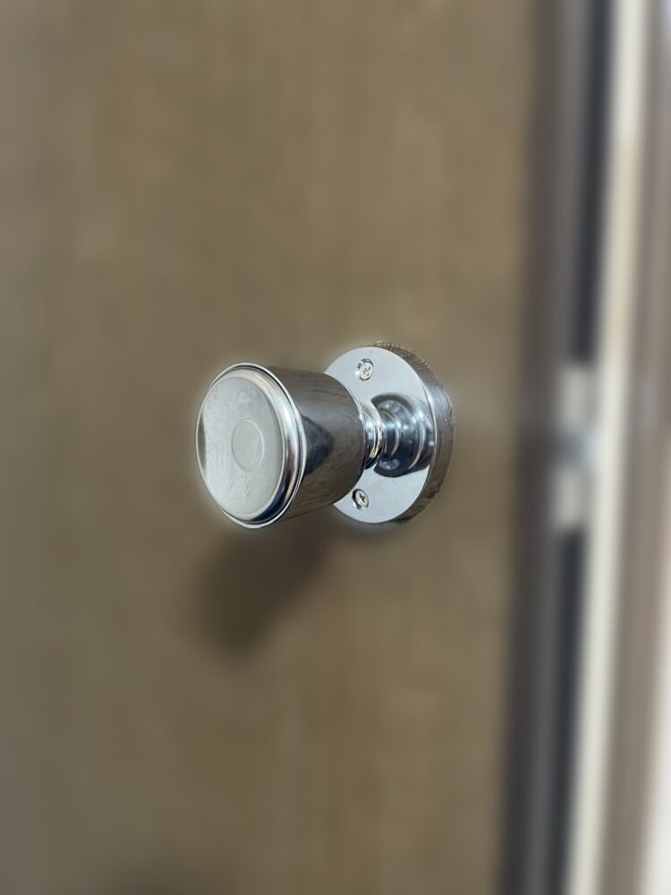 戸襖錠 交換後(室外側)