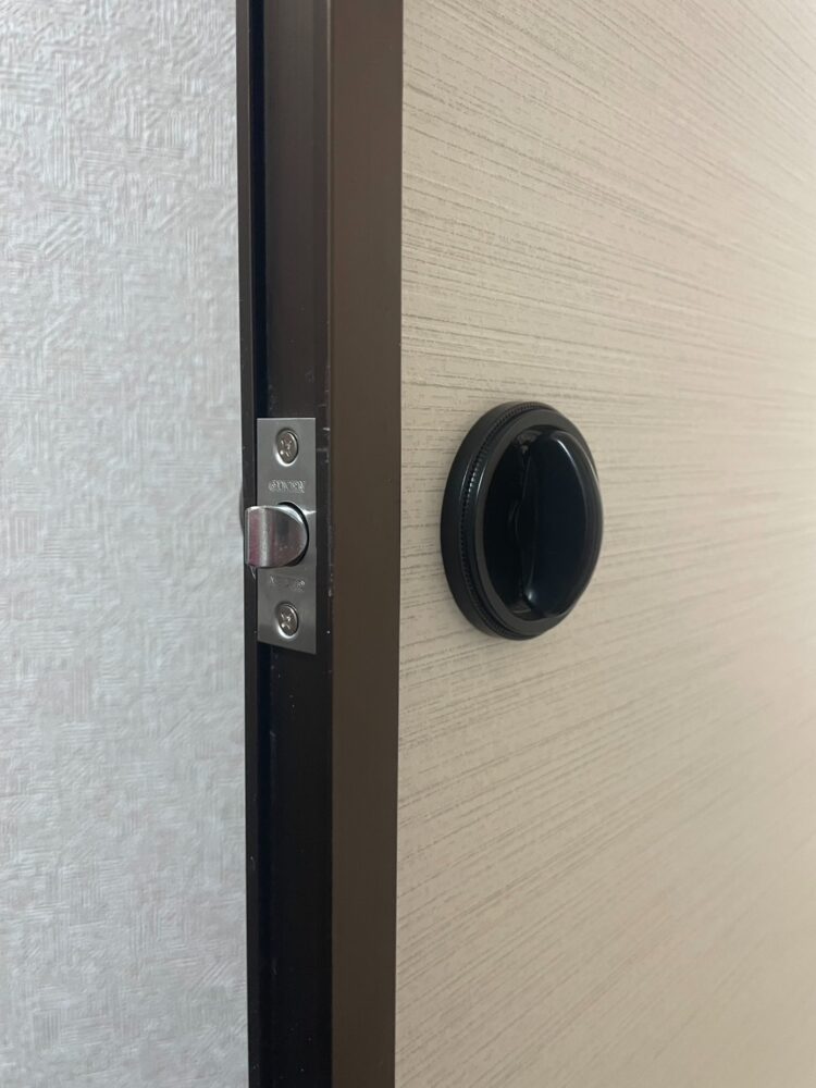 戸襖錠 交換後(室内側)
