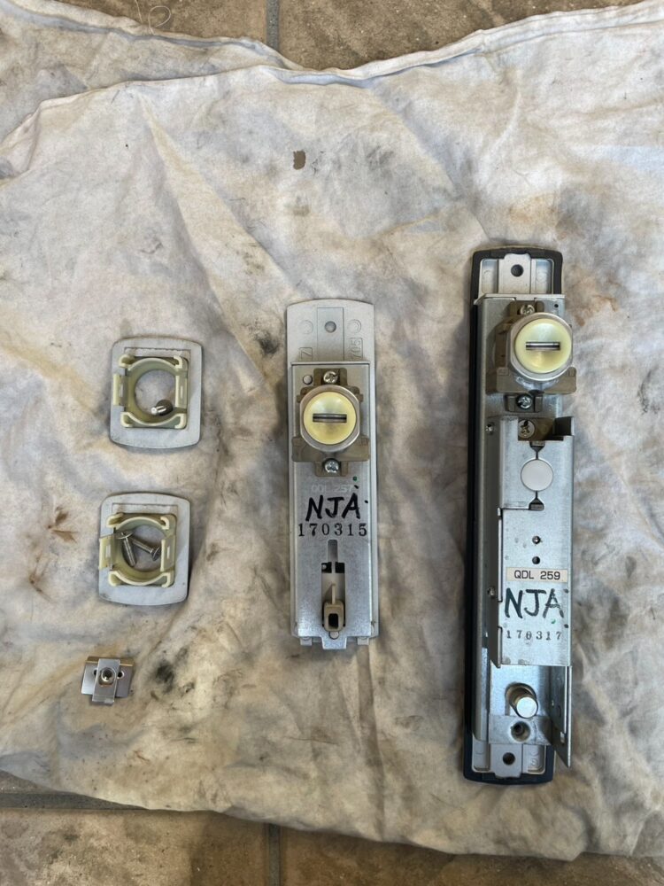 エルキューブ 鍵交換 作業中