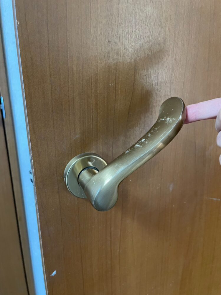 レバーハンドルを上にあげると開けられる状態