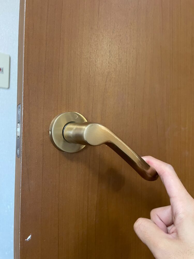 レバーハンドルを下に下げると開けられる状態