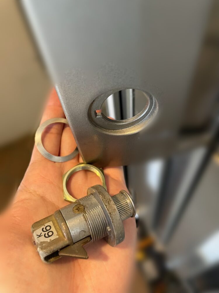 ナスタ　ポストダイヤル錠　交換中