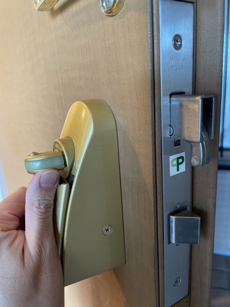 B5防犯サムターン　ボタンを押さないと回らない