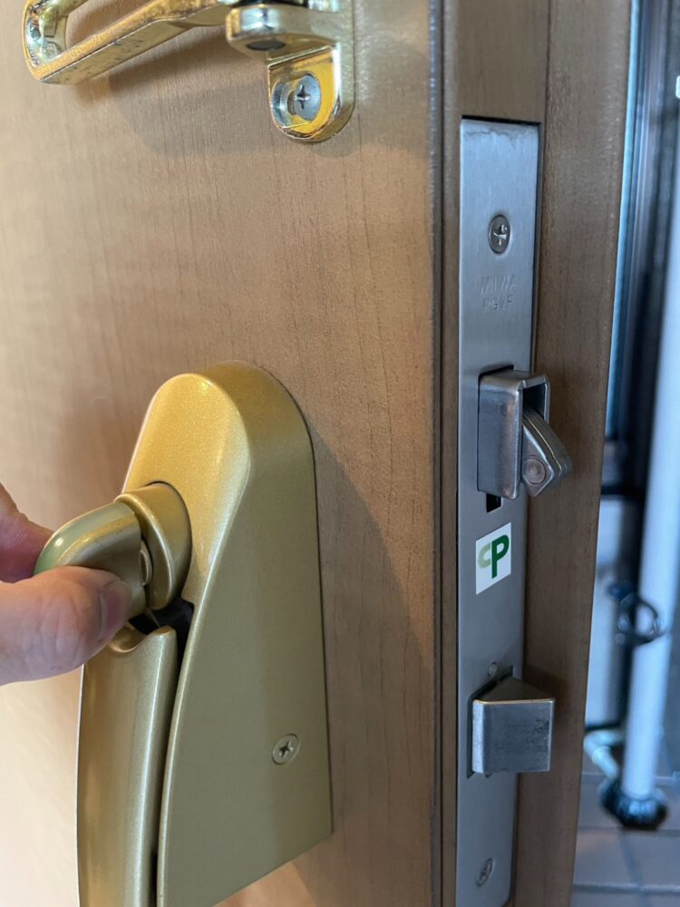 B5防犯サムターン　上下のボタンを押しながら回す