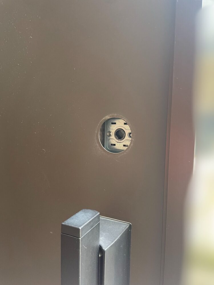 YKKap 玄関ドア 鍵交換作業中